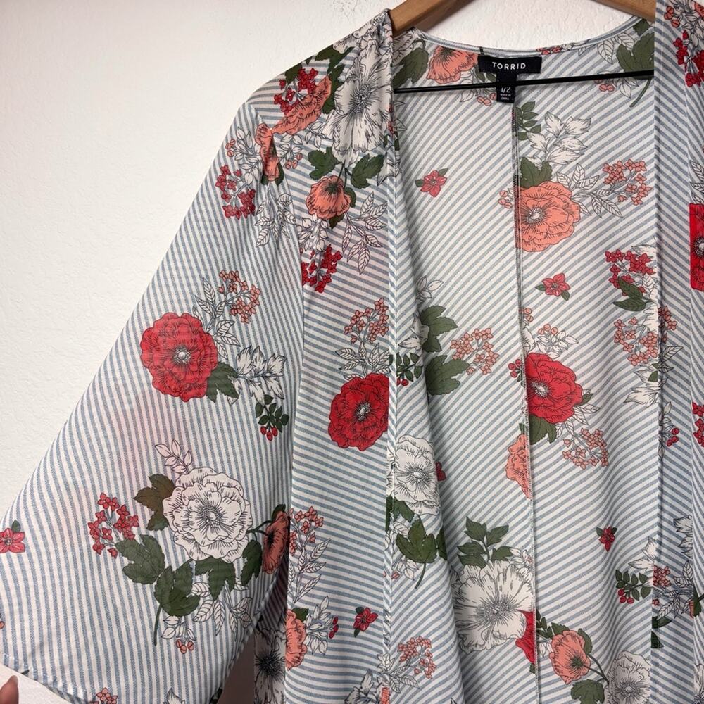 TORRID WOMEN PLUS SIZE FLORAL BLUE PRINT KIMONO CARDIGAN TOP SIZE 1/2 - Picture 3 of 5